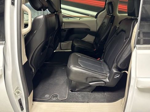 Used 2024 Chrysler Pacifica Touring-L image 15