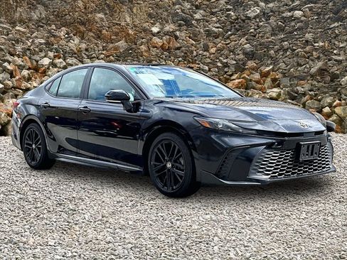 Used 2025 Toyota Camry SE FWD image 9