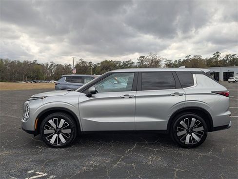 Used 2025 Mitsubishi Outlander SE image 6