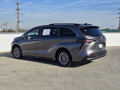 Used 2024 Toyota Sienna XLE image 6