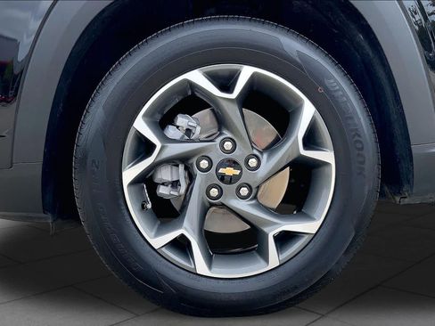 Used 2024 Chevrolet Trax LT w/ Sunroof Package FWD image 11