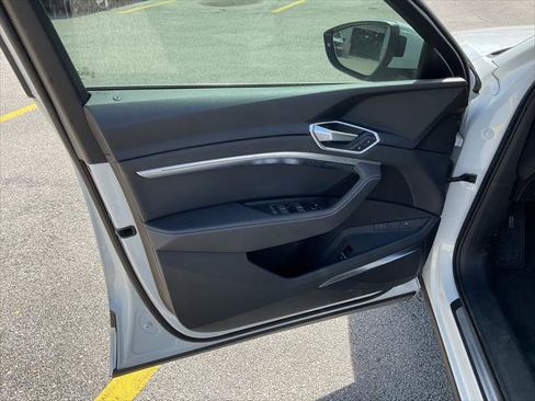 Used 2019 Audi e-tron Premium Plus image 22