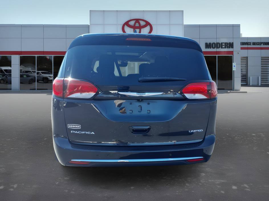 Used 2017 Chrysler Pacifica Limited FWD image 4