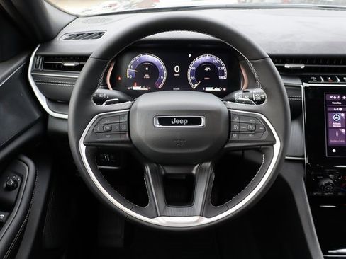 New 2025 Jeep Grand Cherokee Altitude image 15