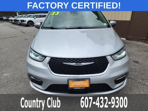 Used 2023 Chrysler Pacifica Touring-L FWD image 3