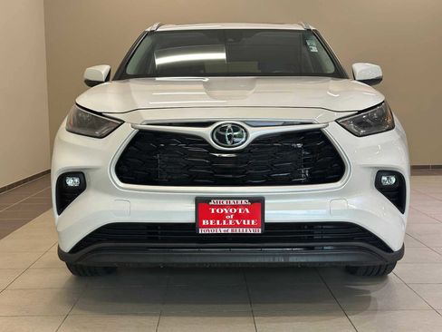 Used 2023 Toyota Highlander XLE AWD/4WD image 6