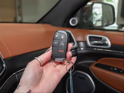 Used 2020 Jeep Grand Cherokee Summit AWD/4WD image 17