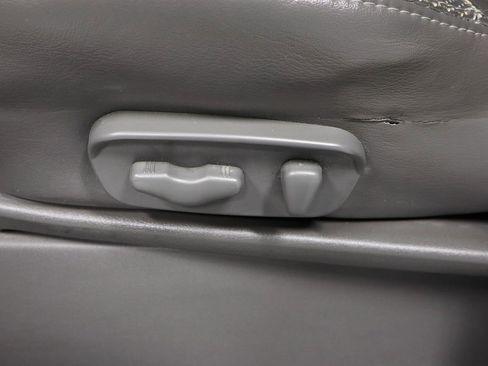 Used 2011 Nissan Frontier SL image 24