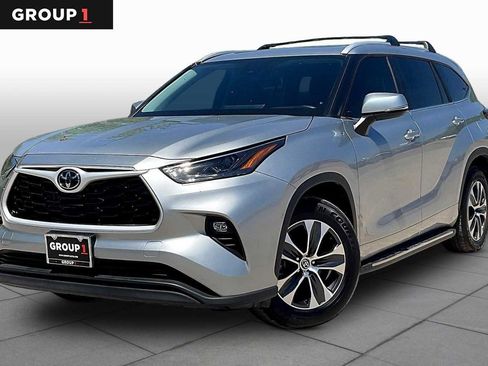 Used 2025 Toyota Highlander XLE image 1