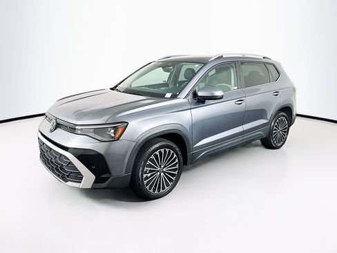 Used 2025 Volkswagen Taos SE FWD image 3