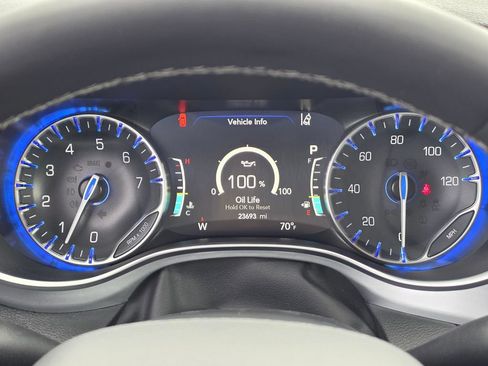 Used 2025 Chrysler Pacifica Limited AWD/4WD image 19