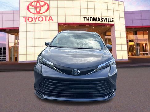 New 2025 Toyota Sienna XLE image 2