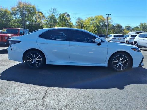 Used 2023 Toyota Camry SE image 2