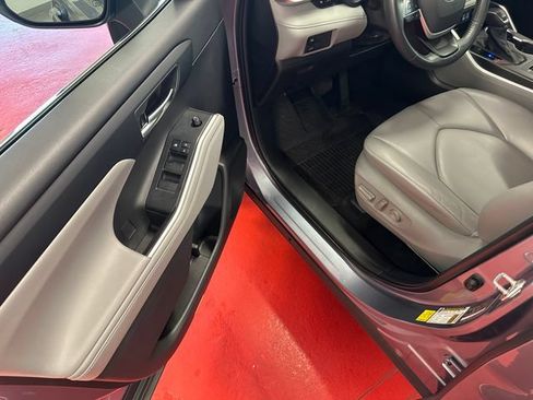 Used 2022 Toyota Highlander XLE AWD/4WD image 9