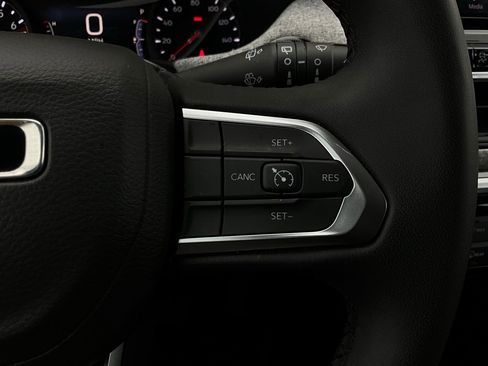 Used 2025 Jeep Compass Latitude image 35