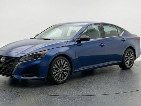 Used 2025 Nissan Altima 2.5 SV image 3
