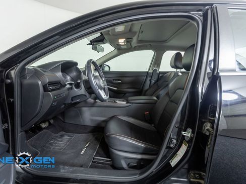 Used 2022 Nissan Sentra SR w/ SR Premium Package FWD image 11