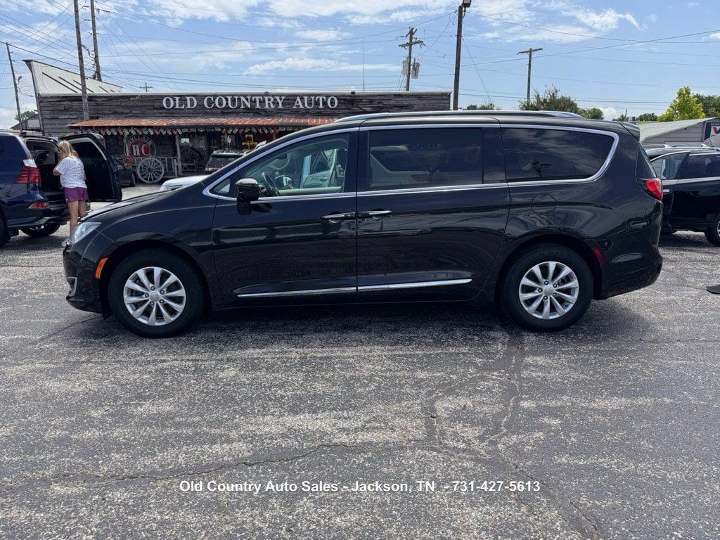 Used 2019 Chrysler Pacifica Touring-L FWD image 1