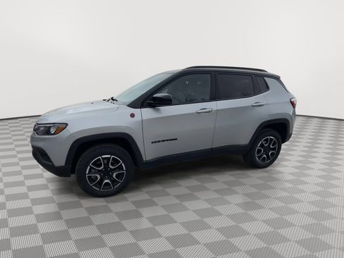 Used 2024 Jeep Compass Trailhawk AWD/4WD image 4