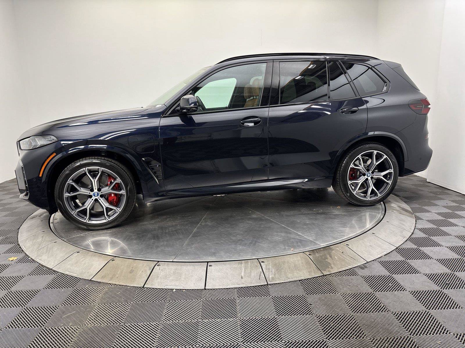 Used 2024 BMW X5 xDrive50e w/ M Sport Package AWD/4WD image 4