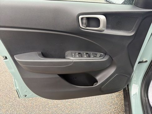 Certified 2025 Hyundai Venue SE image 12