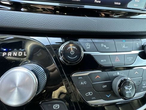 Used 2024 Chrysler Pacifica Touring-L image 14