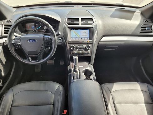 Used 2017 Ford Explorer XLT w/ Equipment Group 202A AWD/4WD image 13