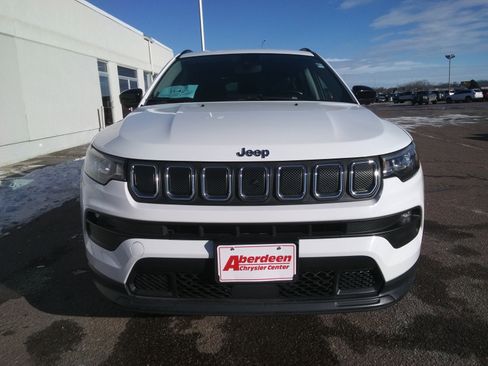 Used 2022 Jeep Compass Latitude image 3