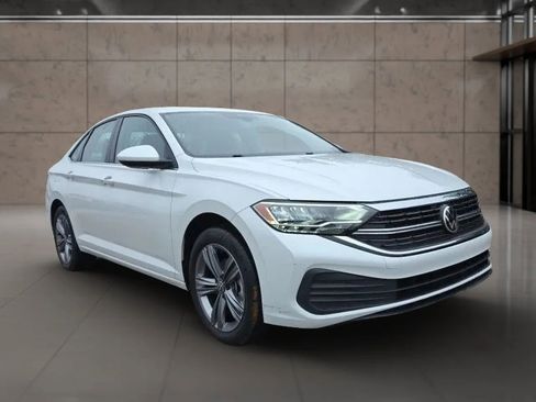 Used 2023 Volkswagen Jetta SE image 2
