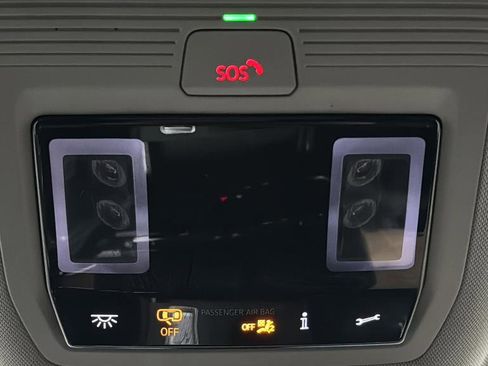 Used 2025 Volkswagen Atlas SE image 32