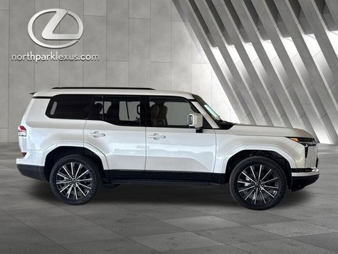 Used 2024 Lexus GX 550 w/ Accessory Package (Z1) image 4