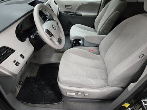 Used 2012 Toyota Sienna LE image 7