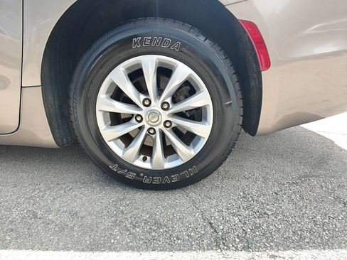 Used 2017 Chrysler Pacifica Touring-L FWD image 23