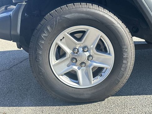 Used 2020 Jeep Gladiator Sport w/ Quick Order Package 24S image 11