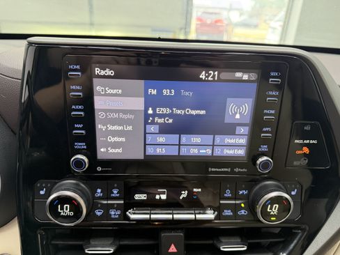 Used 2021 Toyota Highlander XLE AWD/4WD image 16