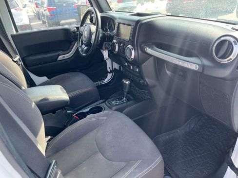 Used 2015 Jeep Wrangler Unlimited Rubicon w/ Connectivity Group image 10