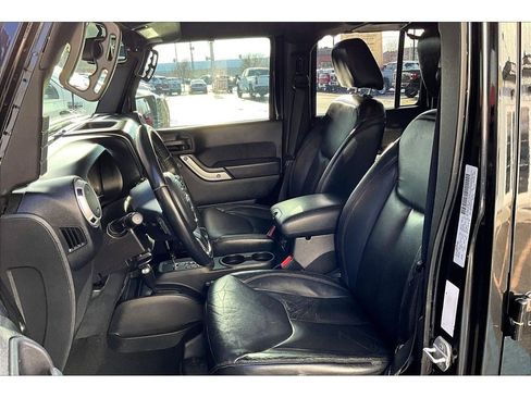 Used 2015 Jeep Wrangler Unlimited Sahara w/ Connectivity Group image 26