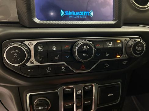 Used 2018 Jeep Wrangler Unlimited Sahara AWD/4WD image 16