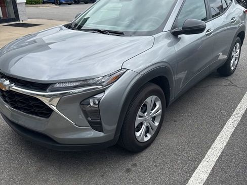 Used 2025 Chevrolet Trax LS FWD image 5