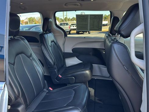 Used 2024 Chrysler Pacifica Touring-L image 11