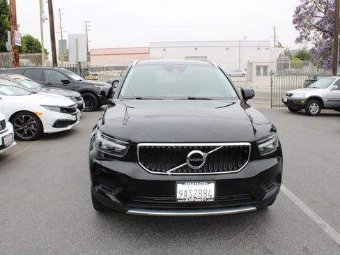 Used 2022 Volvo XC40 T4 Momentum image 2
