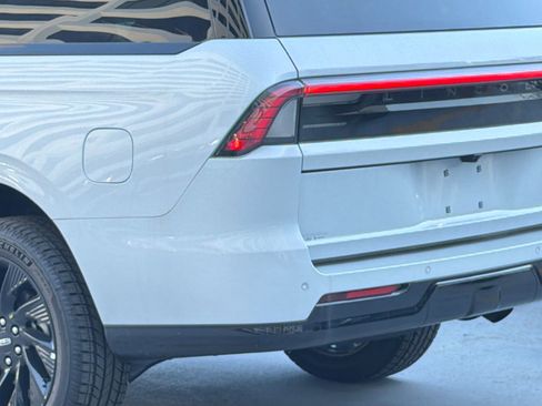 New 2026 Lincoln Navigator L Reserve w/ Jet Appearance Package AWD/4WD image 7