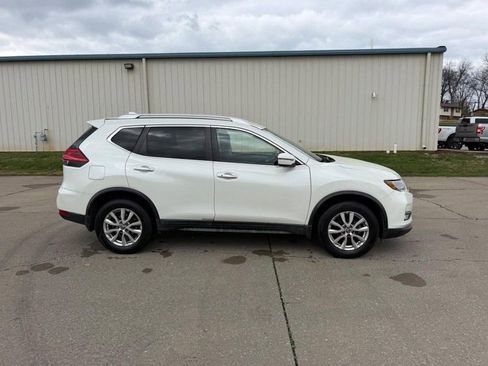 Used 2017 Nissan Rogue SV image 2