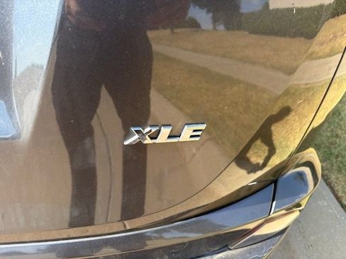 Used 2018 Toyota RAV4 XLE w/ Plus Extra Value Package FWD image 5