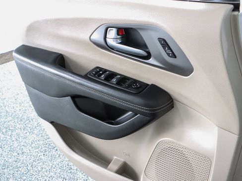 Used 2023 Chrysler Pacifica Touring-L image 21