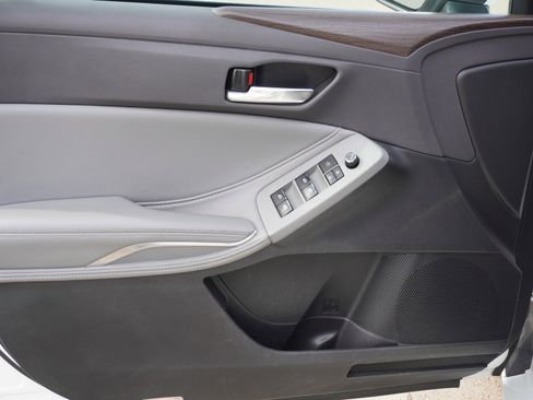 Used 2021 Toyota Avalon XLE image 18