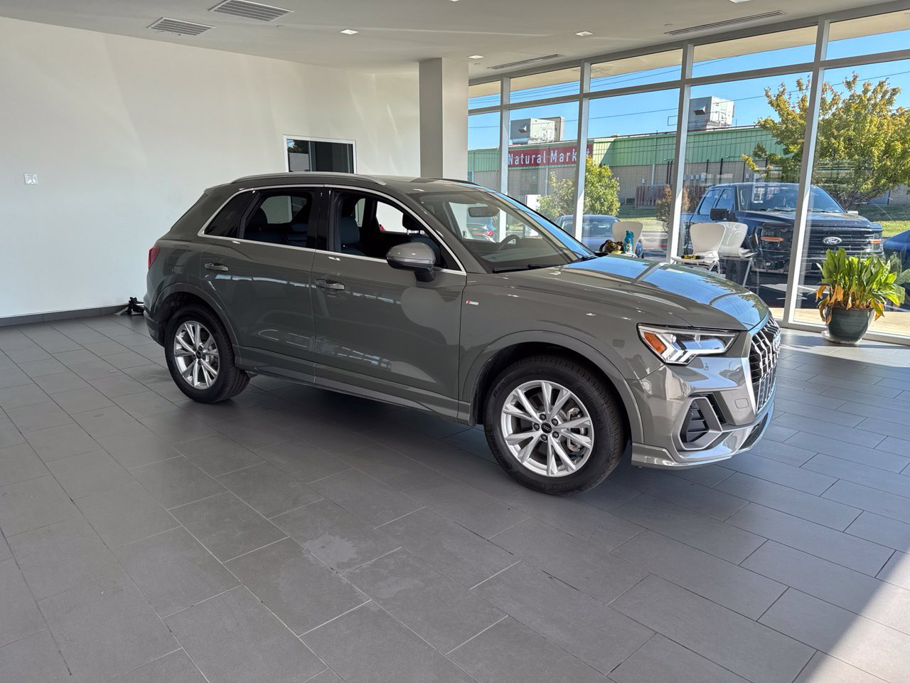 Certified 2025 Audi Q3 2.0T Premium w/ Convenience Package AWD/4WD image 1