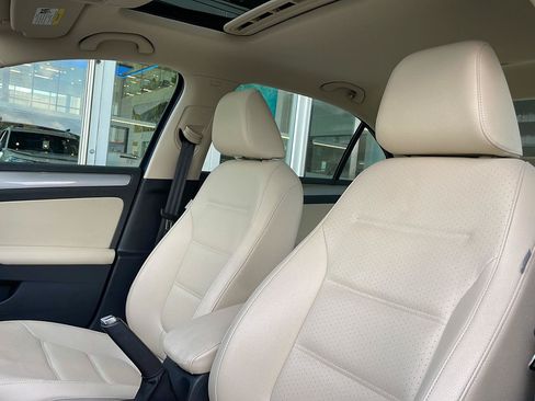 Used 2017 Volkswagen Jetta SE FWD image 4