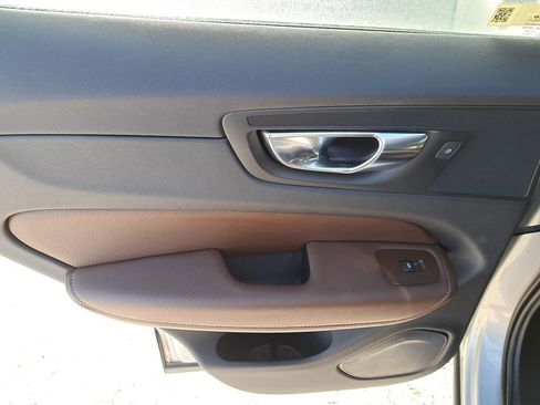 Used 2022 Volvo XC60 B5 Momentum w/ Advanced Package image 8