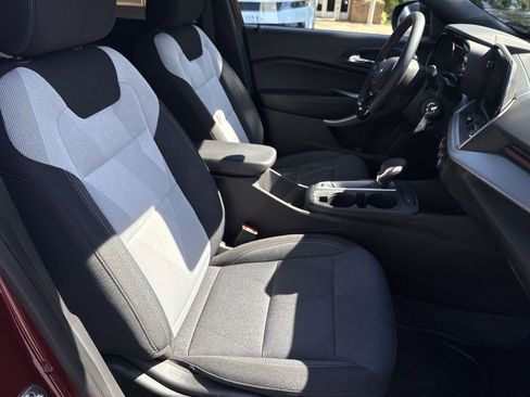 Used 2025 Chevrolet Trax RS FWD image 22